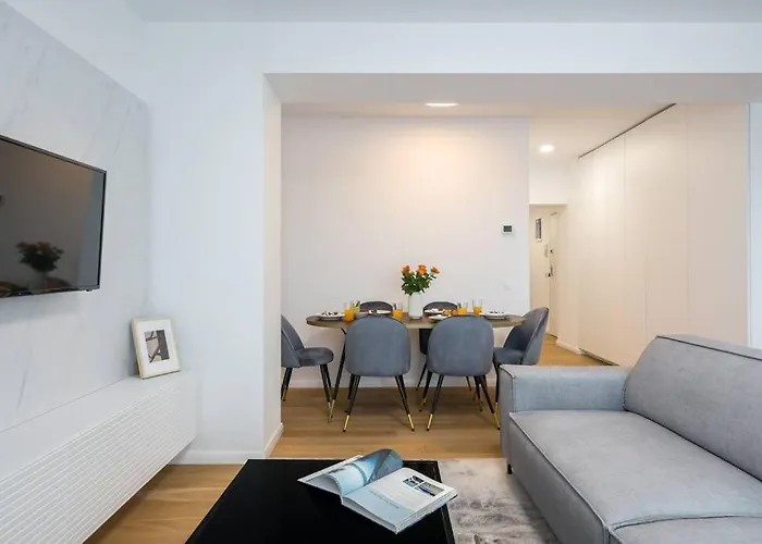 דירה Luxurious New Penthouse + Parking