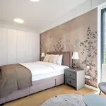 Апартаменти Luxurious New Penthouse + Parking