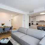 Luxurious New Penthouse + Parking Апартаменти Бухарест