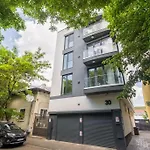Апартаменти Luxurious New Penthouse + Parking Бухарест
