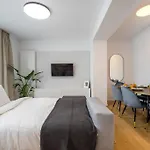 Luxurious New Penthouse + Parking Apartmán *