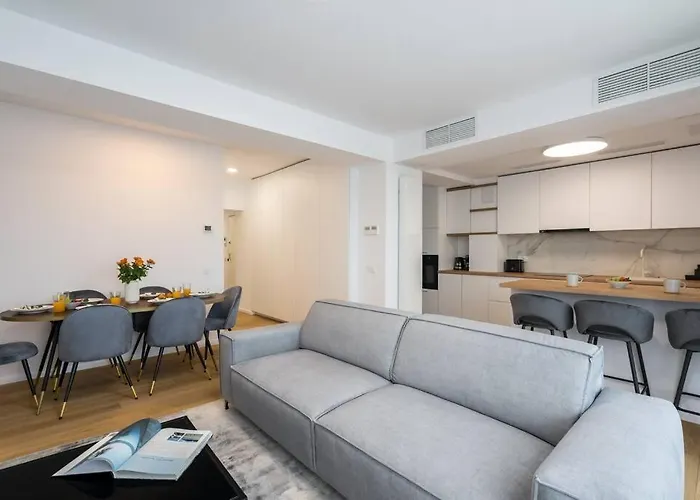 Luxurious New Penthouse + Parking Апартаменти Бухарест